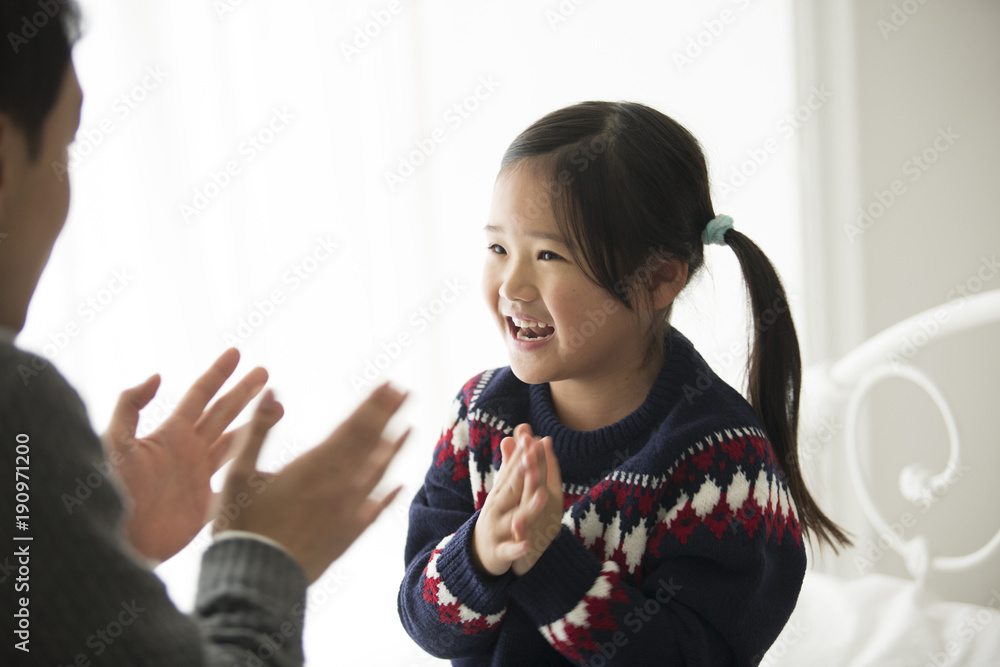 お父さんと遊ぶ女の子。