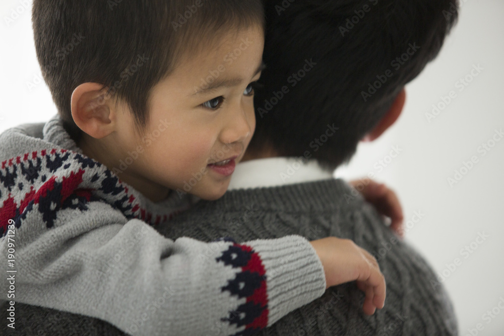 お父さんに抱っこされる子ども。