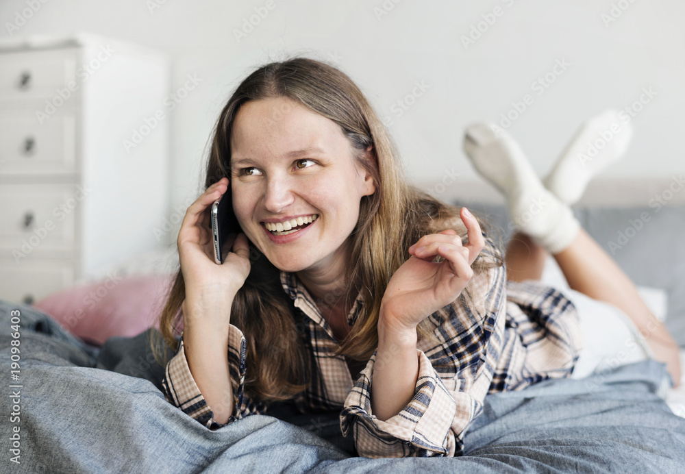 高加索女孩在打电话