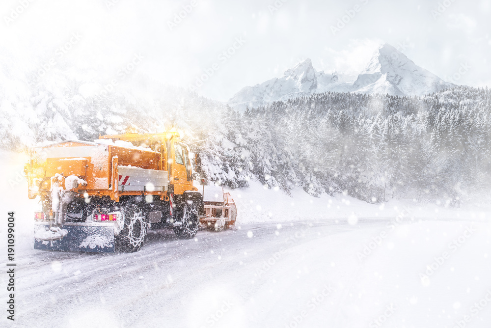 扫雪机清理被雪覆盖的结冰道路