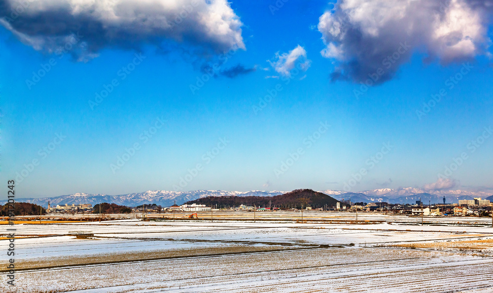 雪に覆われた畑と山脈