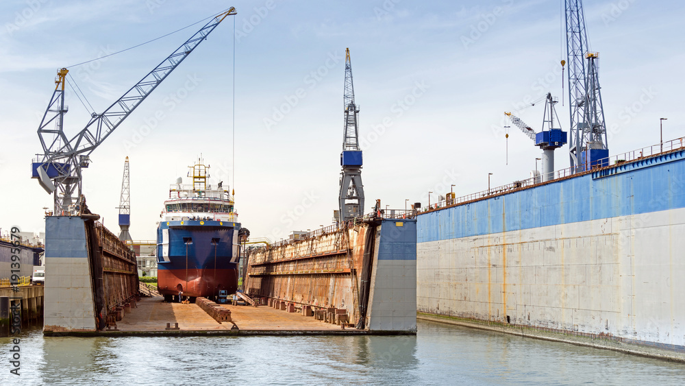 Frachtschiff zum Überholen im Trockendock, Rotterdam, Hafen, Schiffswerft in den Niederlanden