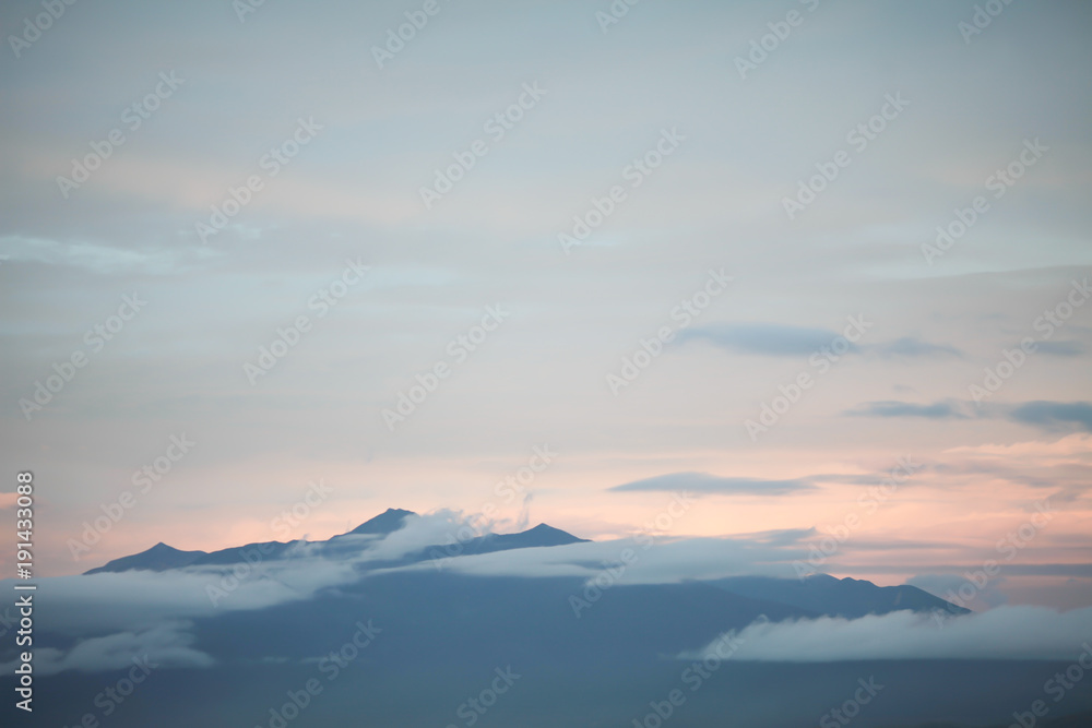 日本富良野北海道的山。