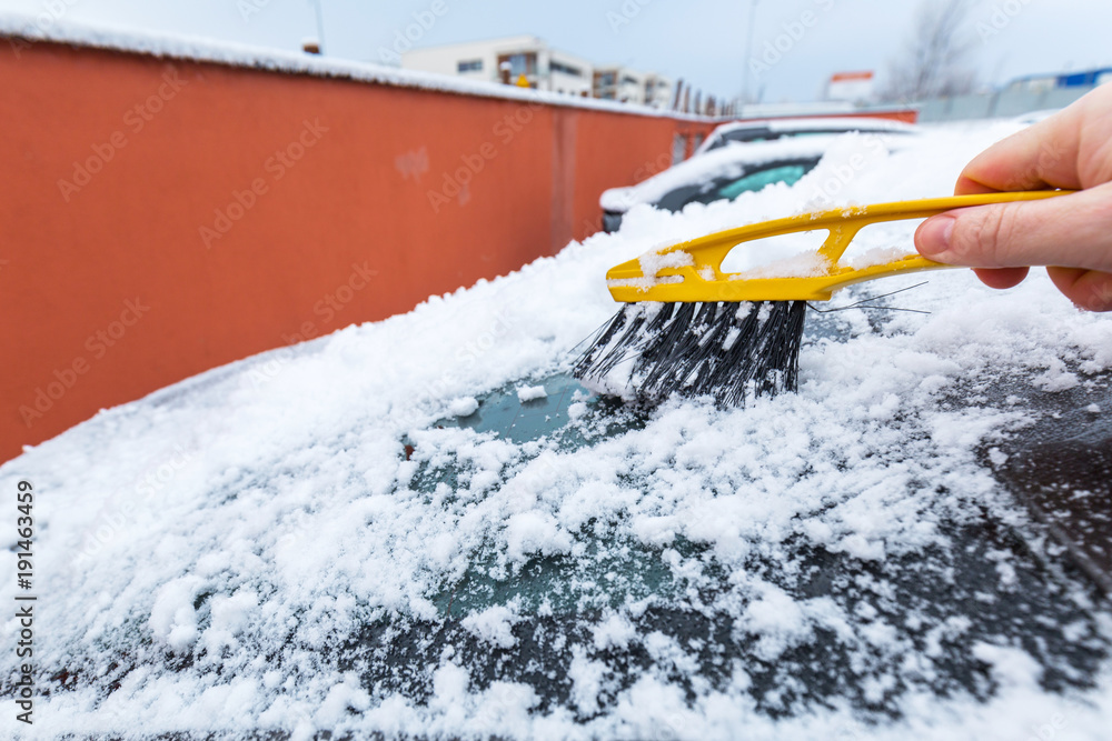 从车窗刮下结冰的雪