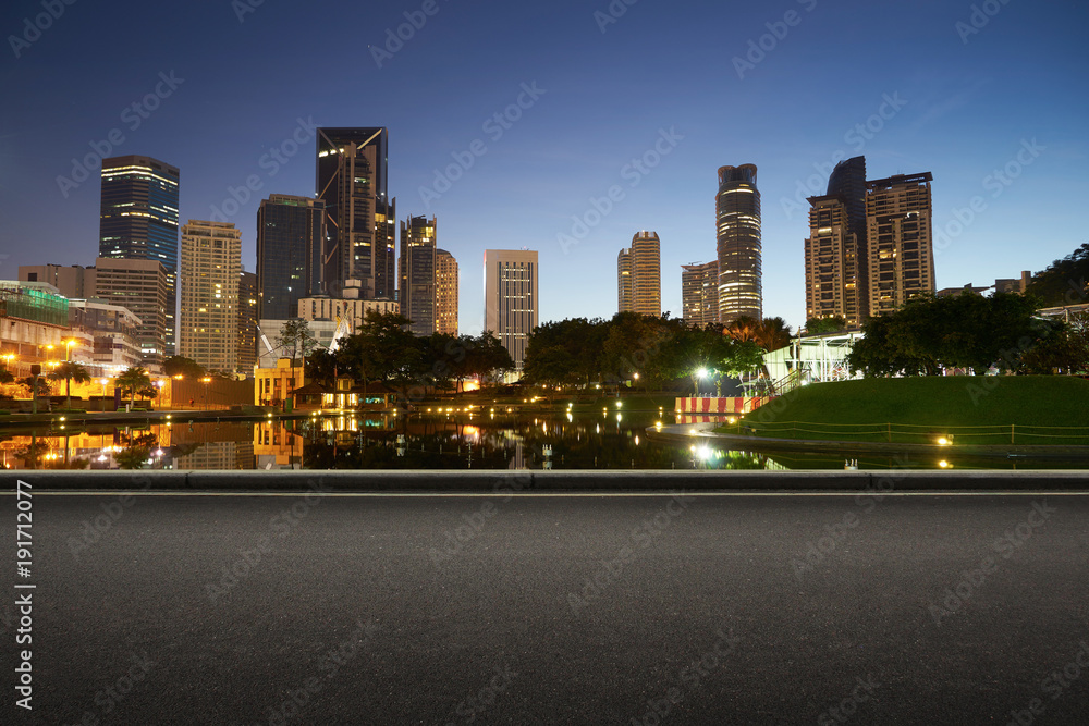 沥青路面，拥有美丽的吉隆坡城市海滨天际线。夜景。