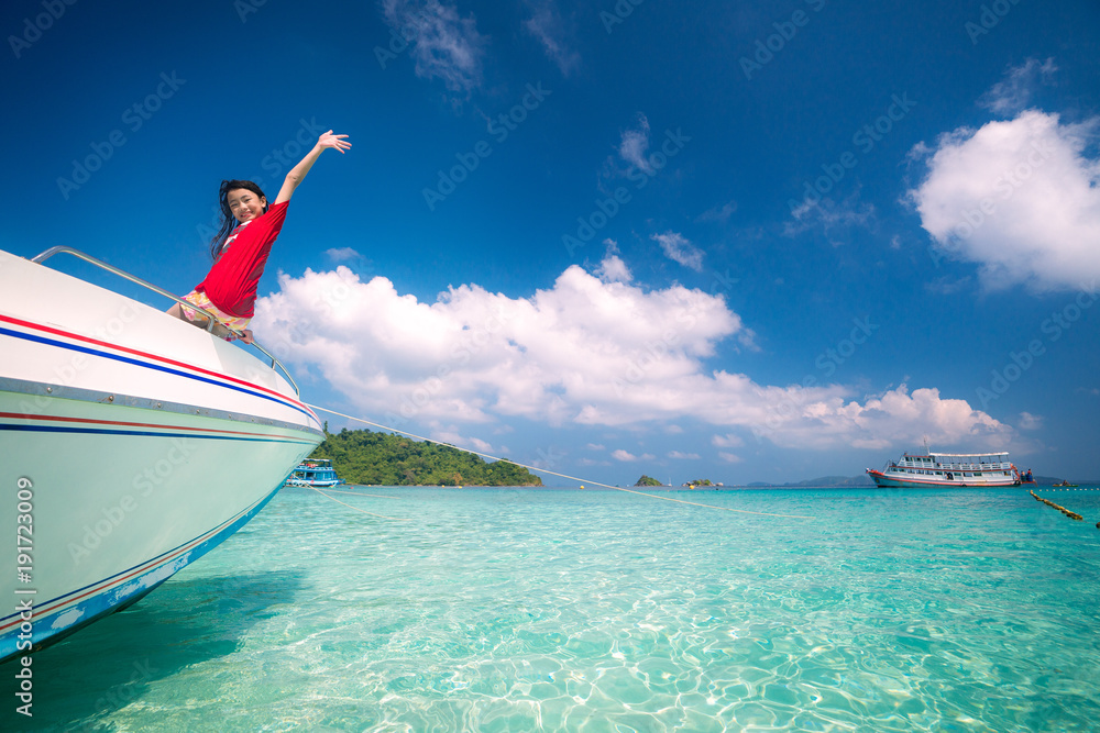 亚洲女孩在快艇上的海上旅行之旅