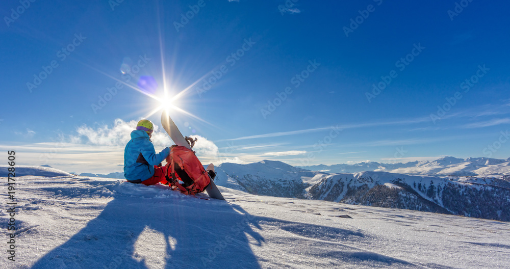 山顶上的滑雪板，阿尔卑斯山的风景