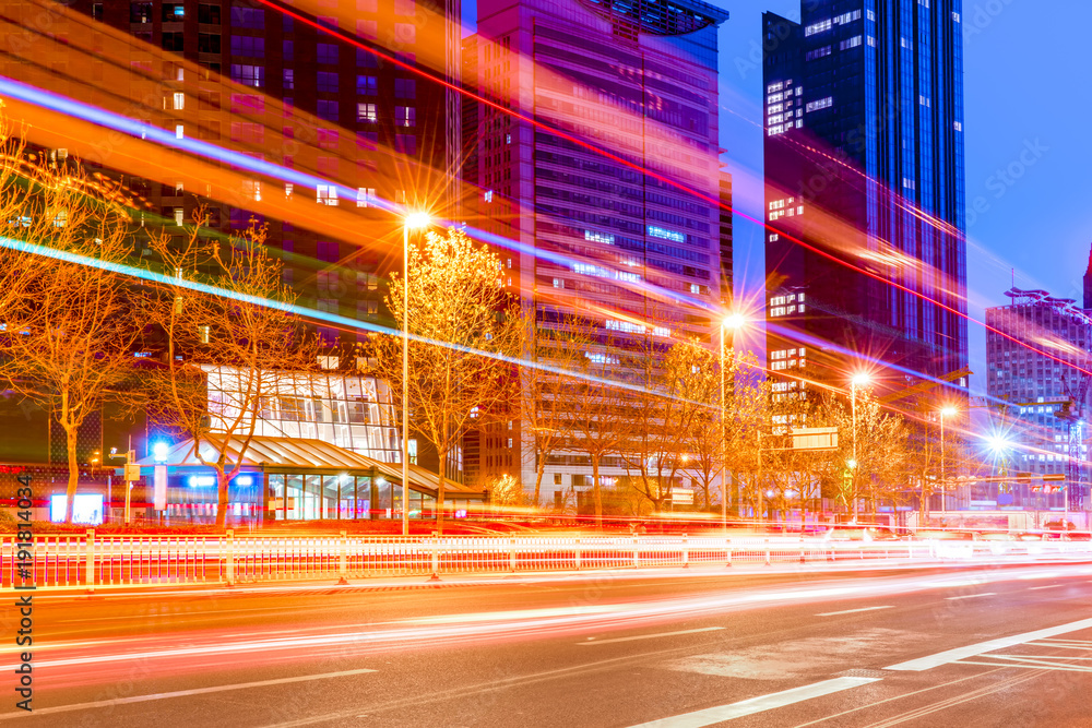 青岛建筑景观的夜景与车灯的光影