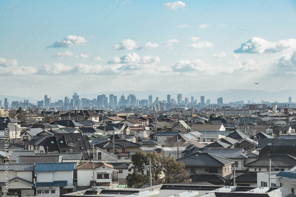 高層ビルと住宅街