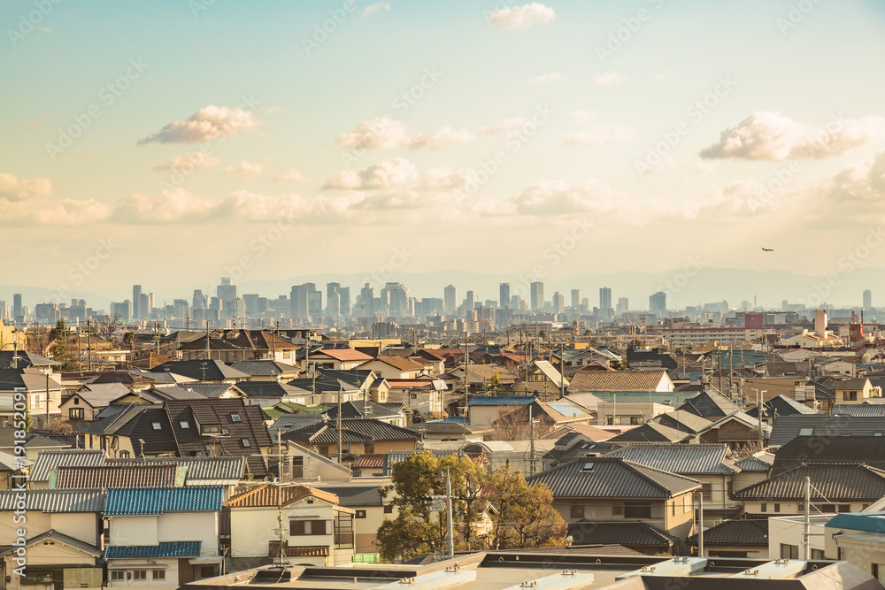 高層ビルと住宅街