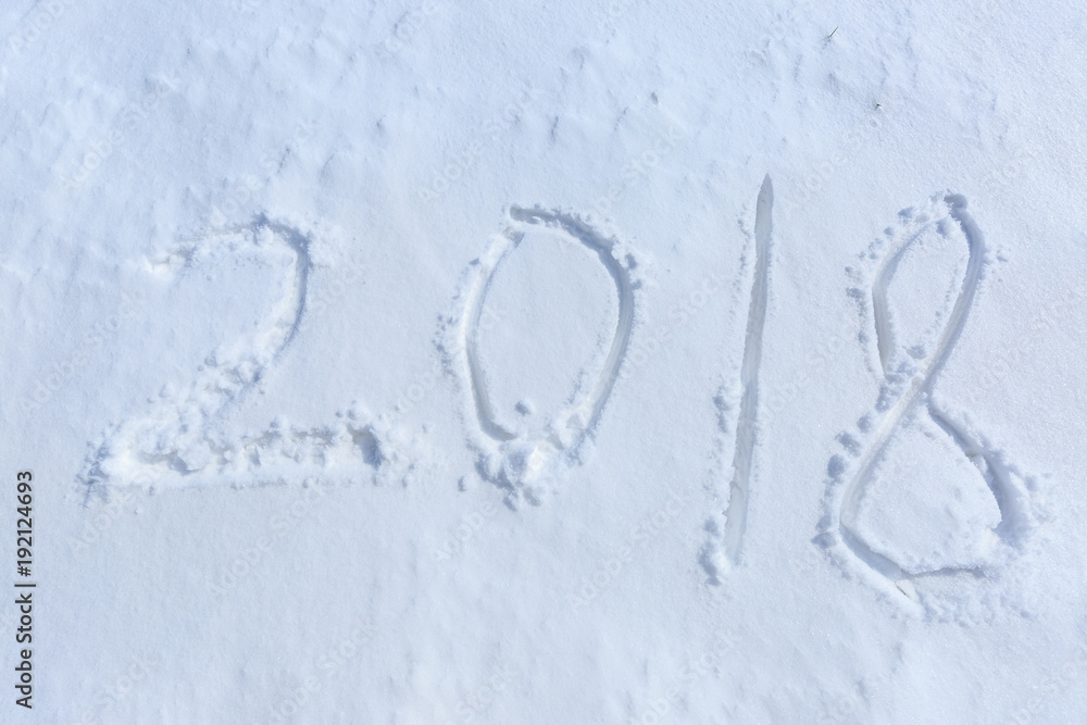 2018年在平坦的雪地上手写的文字信件