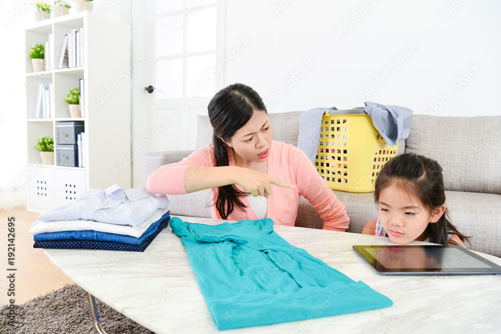 美丽的年轻女士责怪女性小孩