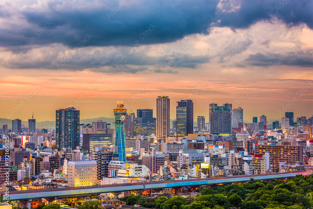 日本大阪新关上空的天际线。