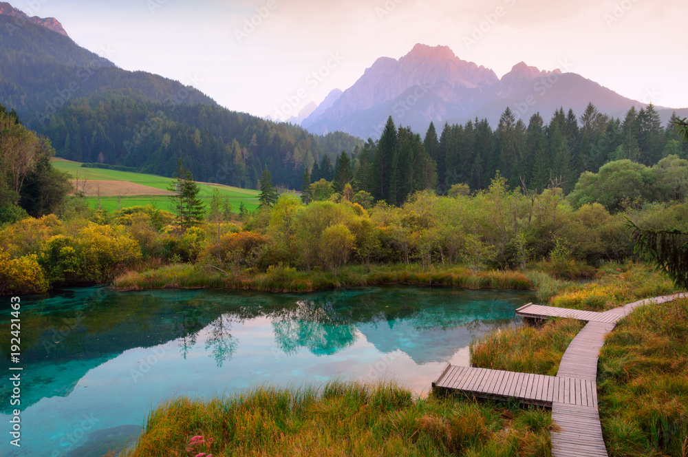 斯洛文尼亚Kranjska Gora附近美丽的泽伦奇湖的日落美景，湖水清澈碧绿