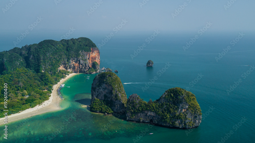 甲米的拉雷海滩，泰国甲米省拉雷海滩和海岸线的鸟瞰图。