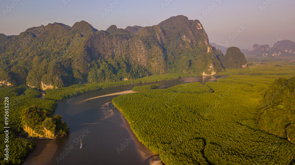 甲米附近Ao Thalane的鸟瞰图，Ao Tha Lane是著名的山地河上皮划艇之地