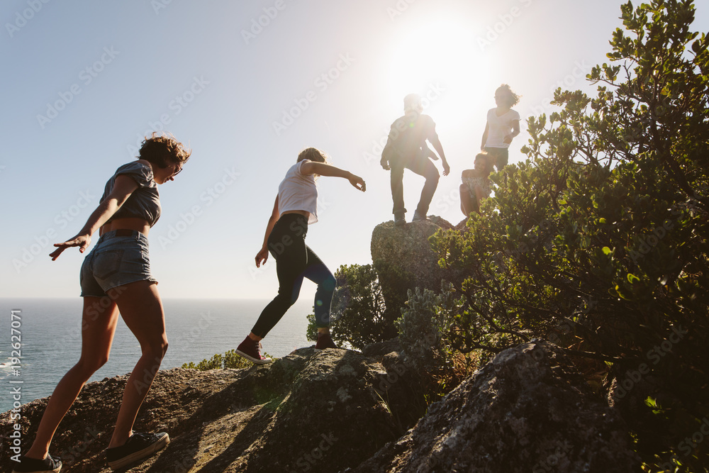 年轻人在夏日登山