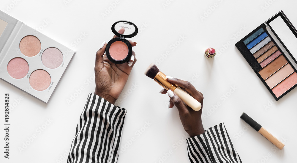 Beuty blogger testing cosmetics