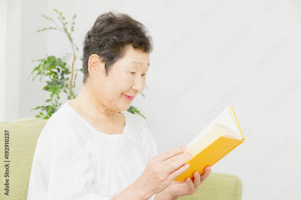 女性　お年寄り　読書