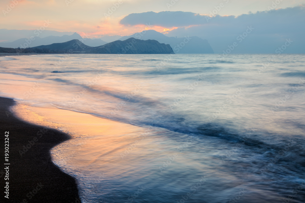 美丽海岸上的如画海景。沙滩和被阳光照耀的模糊海浪。Vaca