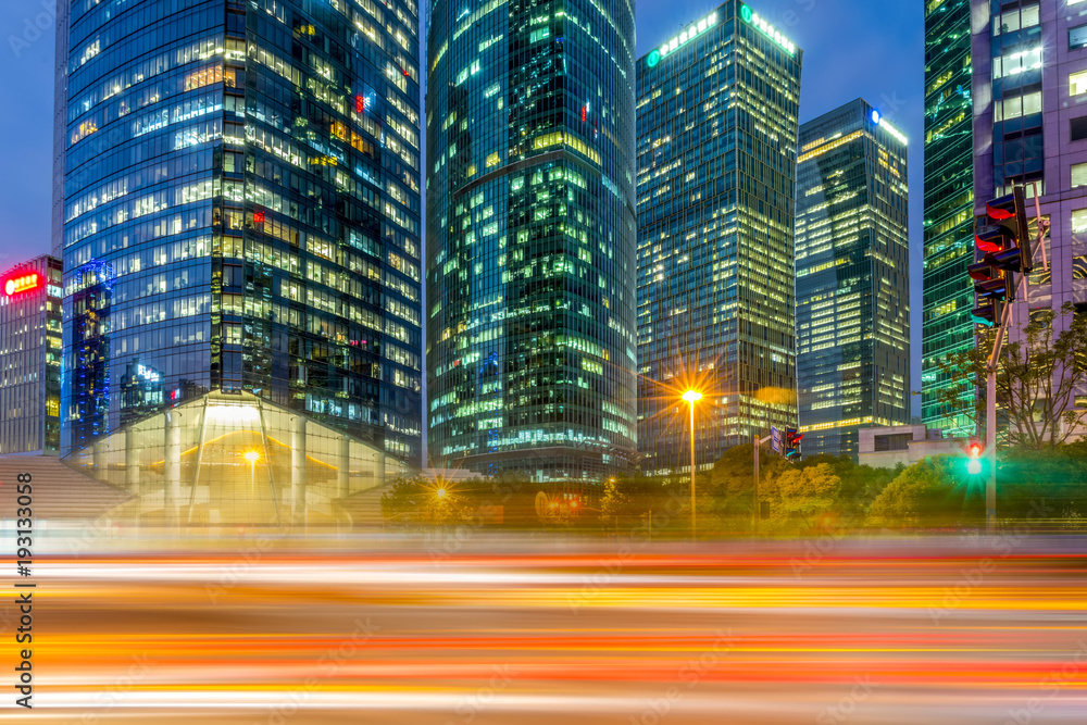 上海陆家嘴的城市道路夜景和模糊的车灯