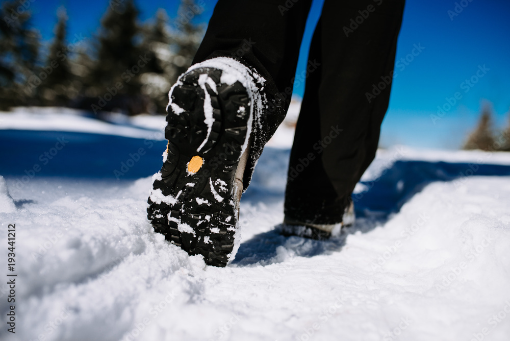 雪地里的台阶。在雪山上行走。