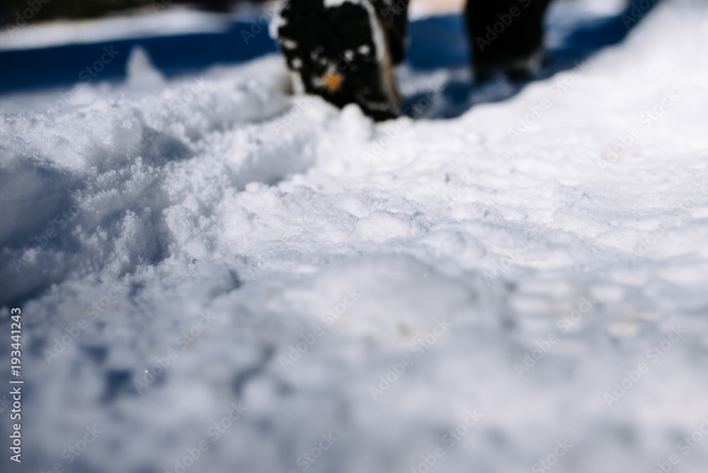 在雪地小路上行走。特写