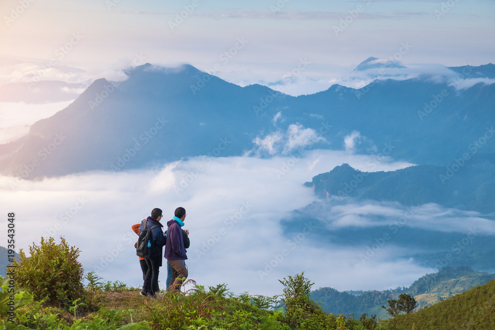 早上游客站在Phu Chi Dao或Phu Chee Dao悬崖的顶峰上