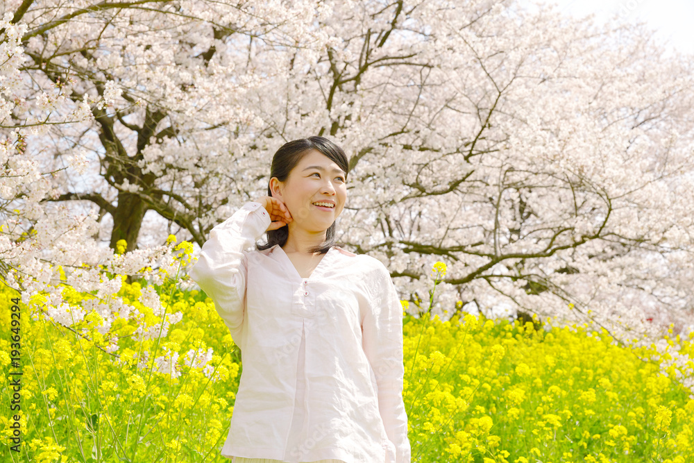 女性　桜　菜の花