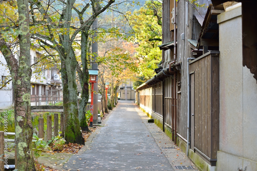 温泉街の裏路地