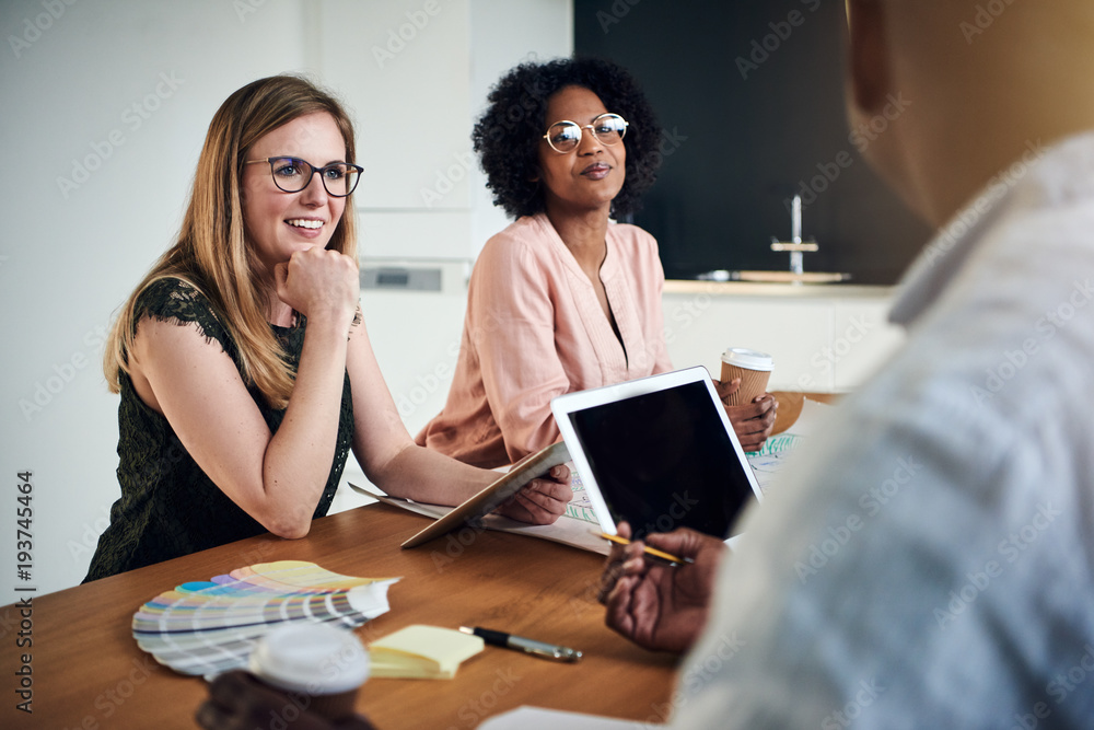 多元化的女商人在董事会与同事会面