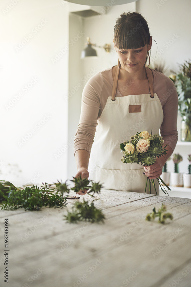 花店里的花匠正在制作一束玫瑰