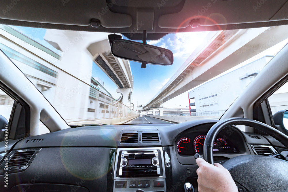 運転席から見える都会の景色