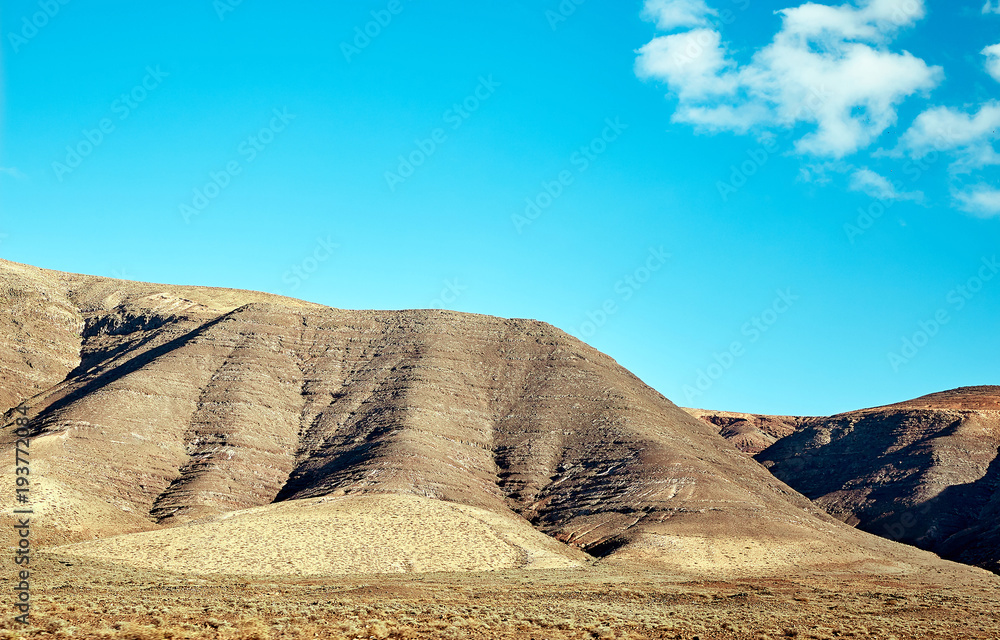 火山山丘和蓝天