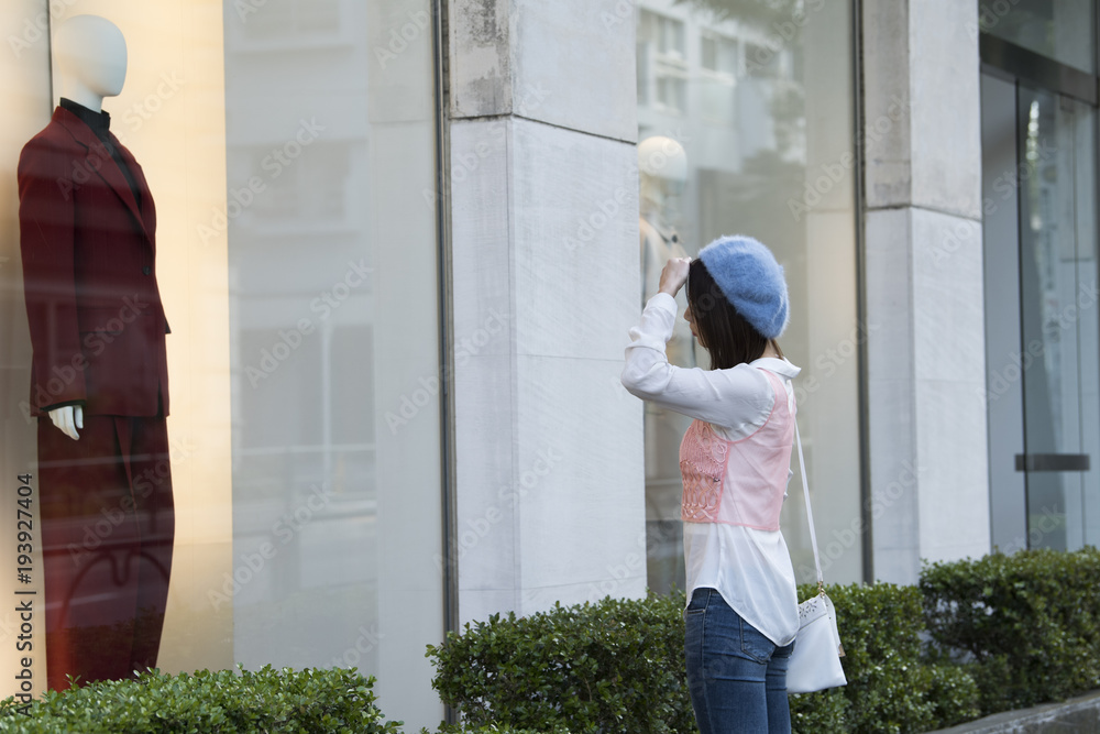 休日に街に買い物に来た美人女子大学生。