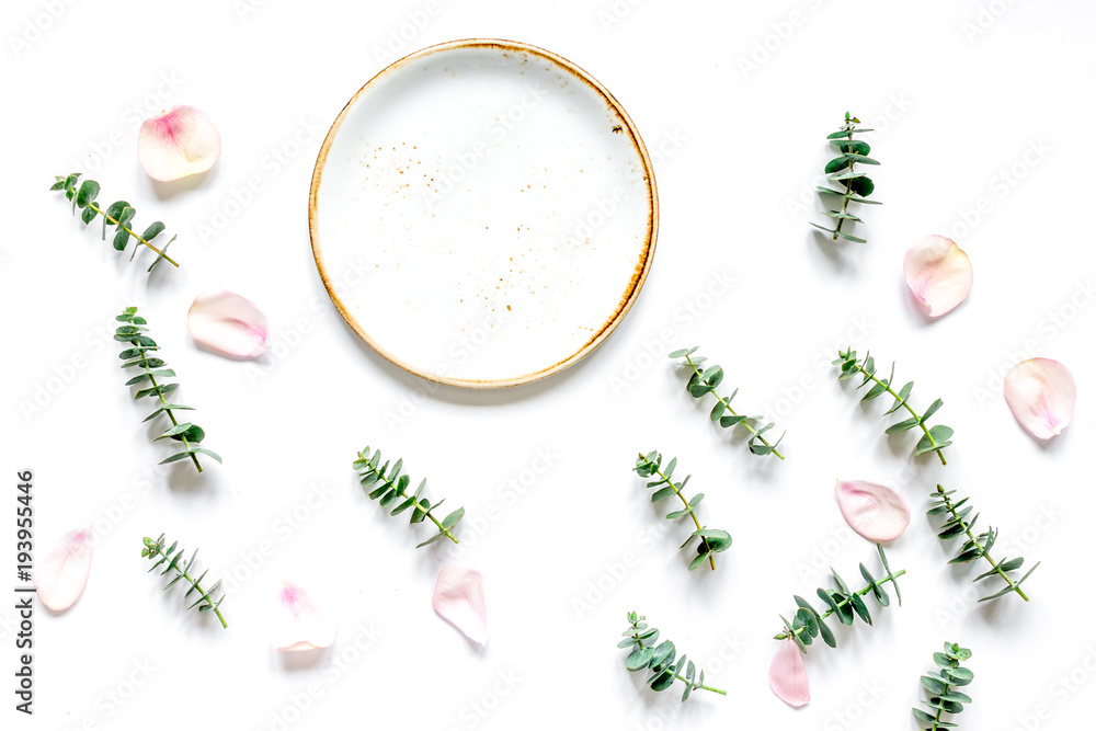 带花和香草的女士餐桌俯视图白色背景模拟