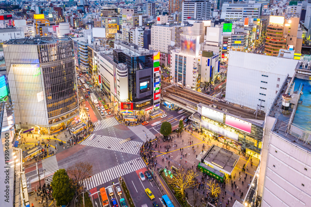 日本东京涩谷人行横道上的城市景观。