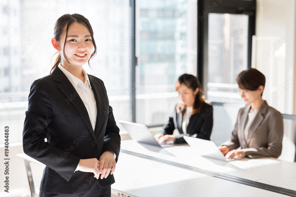 在职亚洲女商人