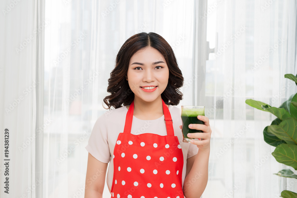 年轻的亚洲女性享受健康的素食奶昔减肥排毒