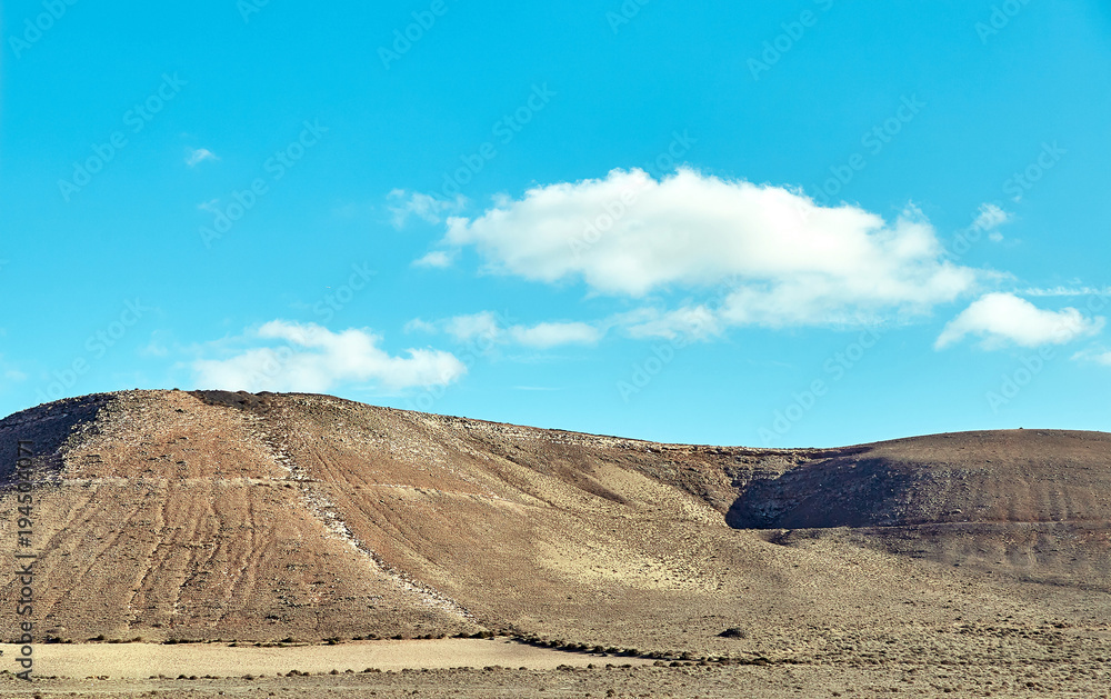 火山山丘和蓝天