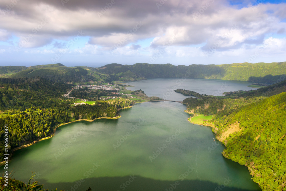 Sao Mi Sete Cidades火山群火山口湖Lagoa Azul和Lagoa Verde的全景