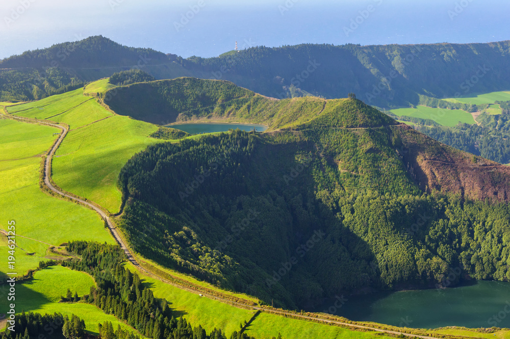 Sete Cidad火山群的两个火山口湖Lagoa de Santiago和Lagoa Rasa的全景