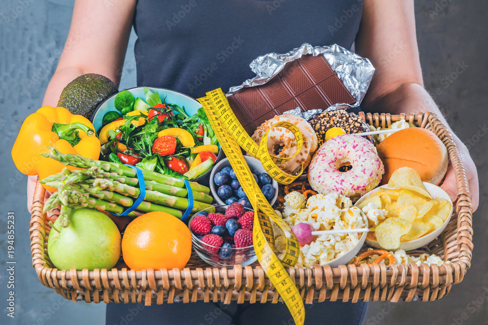 Süssigkeiten Gegen Obst und Gemüsse (Diät Konzept)