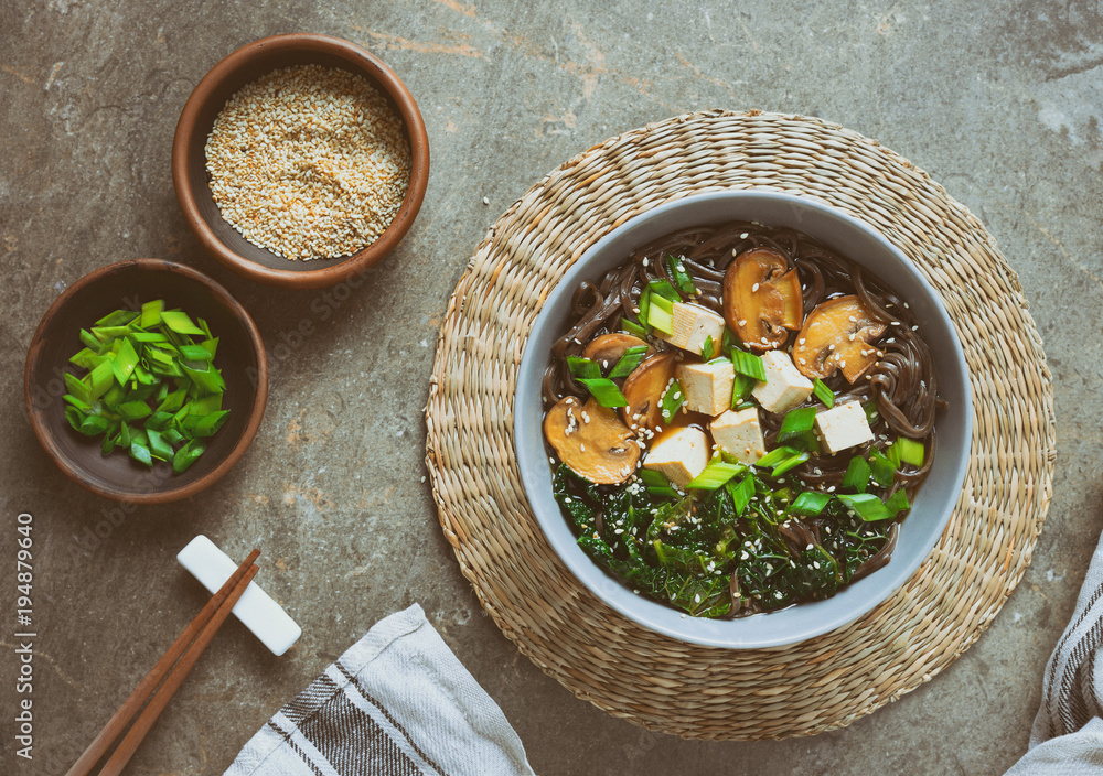 豆腐、羽衣甘蓝和蘑菇荞麦面汤