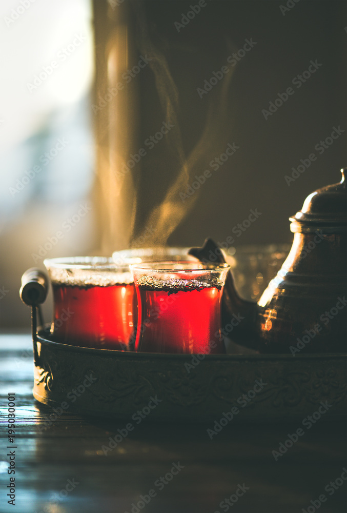 土耳其图基普玻璃杯和东方托盘茶壶中的新鲜冲泡传统红茶，选择性