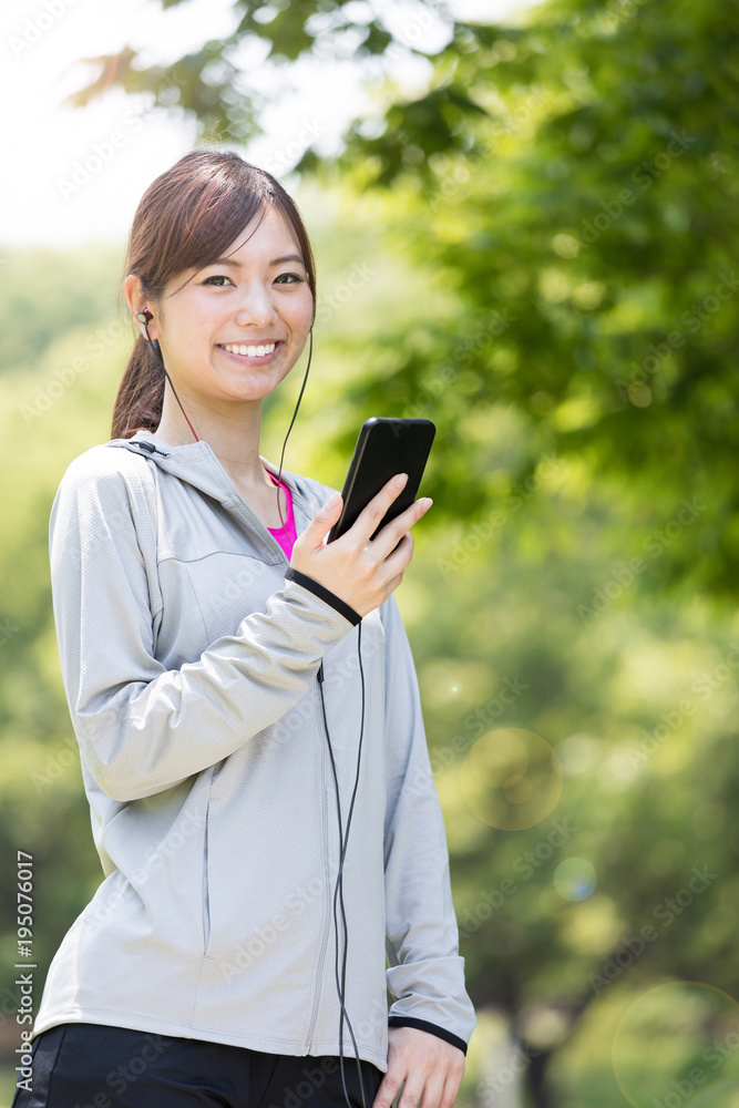 公園でリラックスするスポーティーな女性