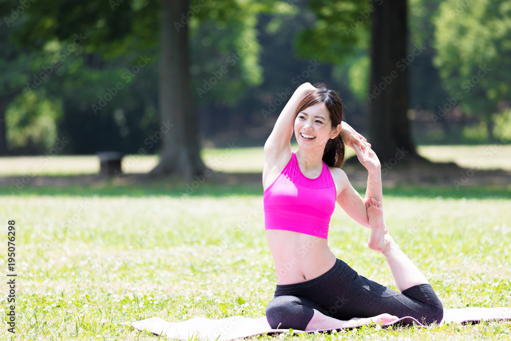 公園でリラックスするスポーティーな女性