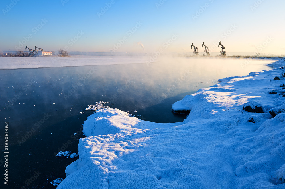 油田里冬天湖畔的美丽雪。