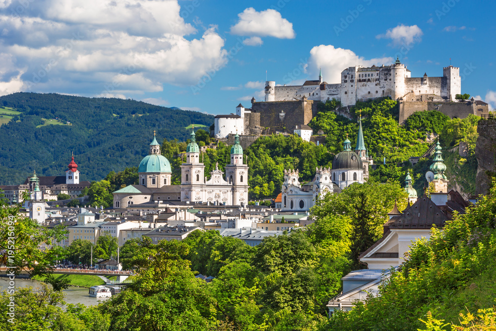 夏天，奥地利萨尔茨堡，与Festung Hohensalzburg一起欣赏萨尔茨堡天际线的美景