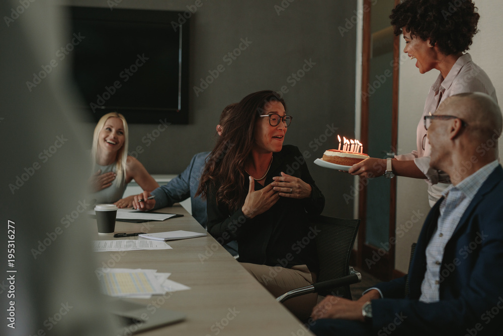 同事用蛋糕庆祝女同事生日